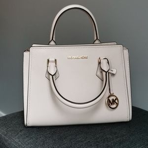 $2️⃣0️⃣0️⃣ Michael Kors Plush Messenger Satchel